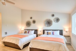 Escritorio, wifi gratis y ropa de cama