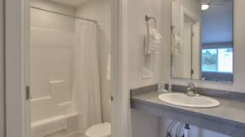 Toallas, jabón, shampoo, papel higiénico