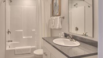 Un baño moderno con bañera, inodoro y lavamanos.
