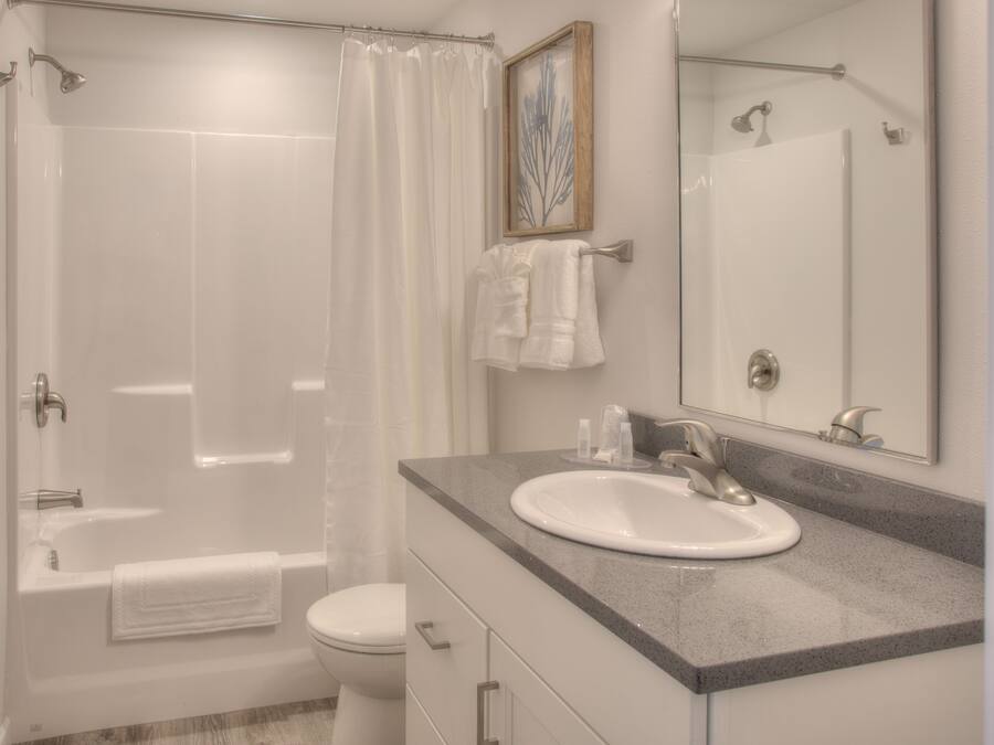 Un baño moderno con bañera, inodoro y lavamanos.