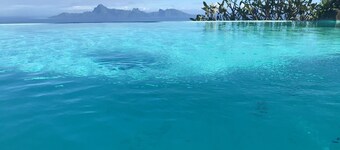 Villa Paradise Tahiti with pool and jacuzzi