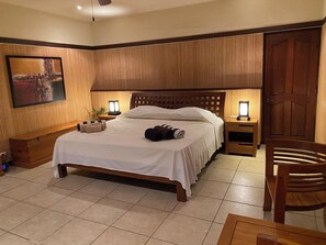 4 habitaciones, caja de seguridad en la habitación y escritorio