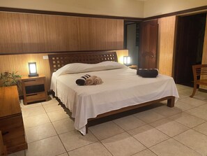 4 bedrooms, in-room safe, desk, iron/ironing board