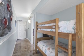 1 habitación, tabla de planchar con plancha y cuna de viaje