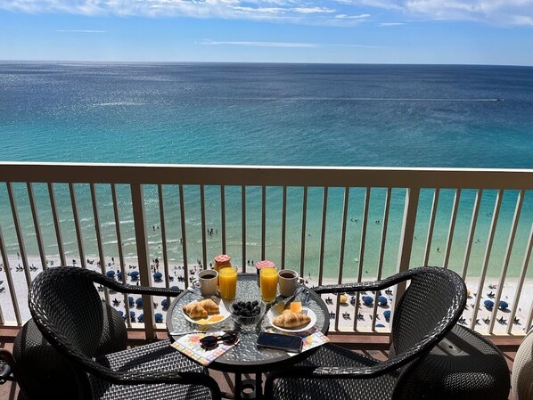 Outdoor dining - 18th Floor Pelican Beachfront with Ocean View (Destin)