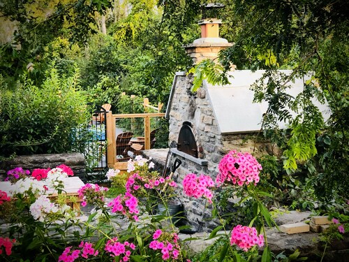 Luxurious Vacation Retreat in PEC w/ Pool, Sauna, Basketball court, pizza oven