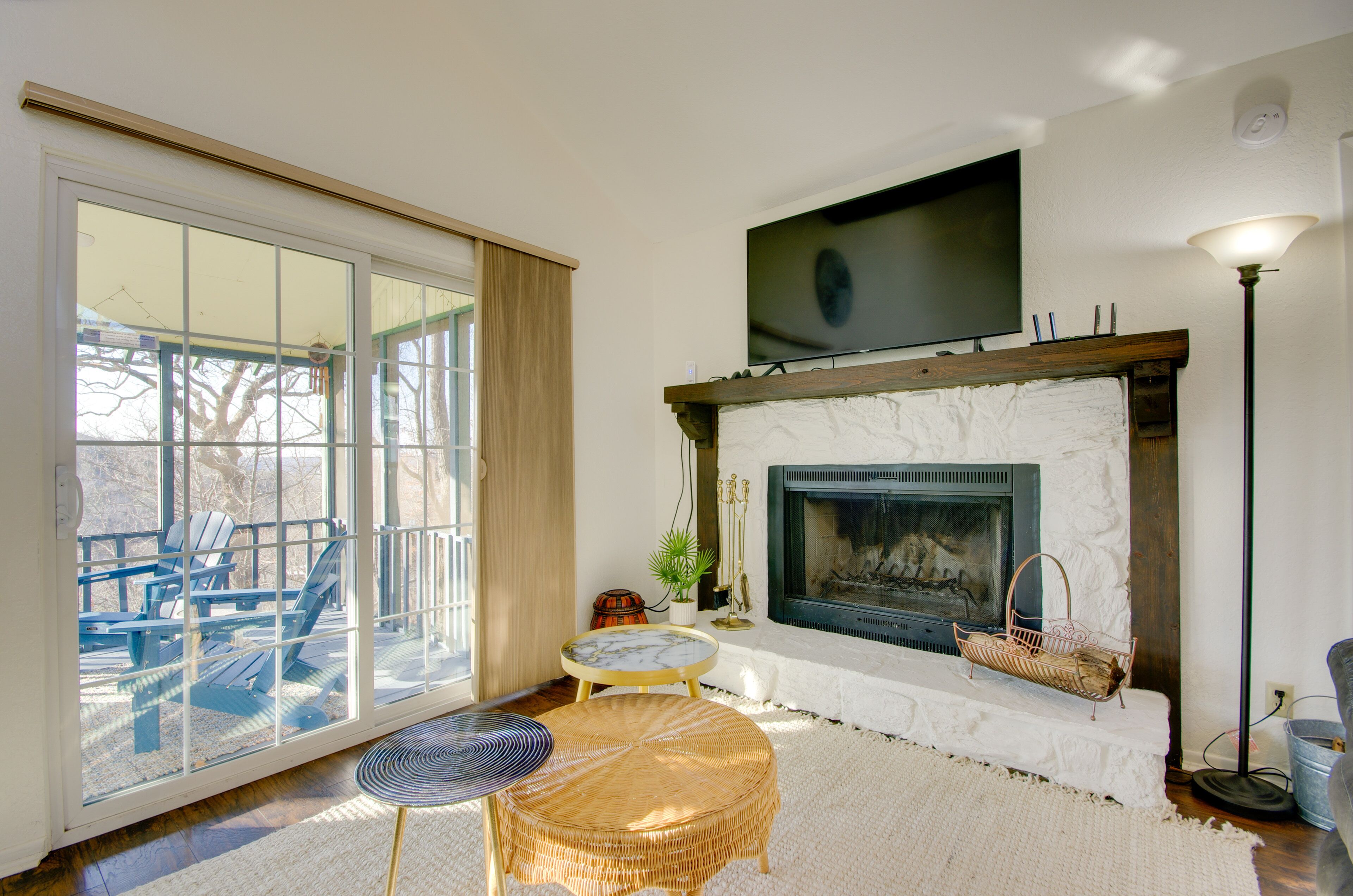 TV, fireplace