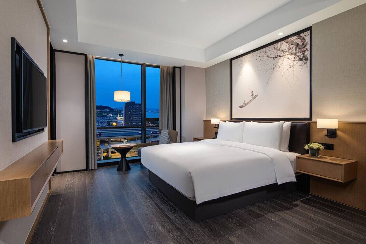 Studio Suite Deluxe, quang cảnh sông | Bàn, khu vực làm việc phù hợp cho laptop, màn/rèm cản sáng 