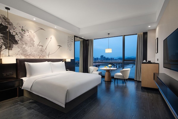 Escritorio, espacio para trabajar con laptop y cortinas blackout