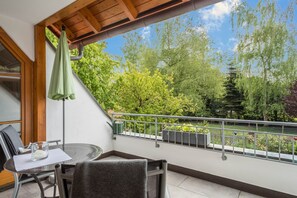 Outdoor dining - Apartment “Ferienwohnung Henne” near Lake Constance with Wi-Fi & Garden (Weißensberg)
