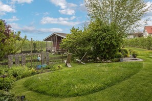 Property grounds - Apartment “Ferienwohnung Henne” near Lake Constance with Wi-Fi & Garden (Weißensberg)