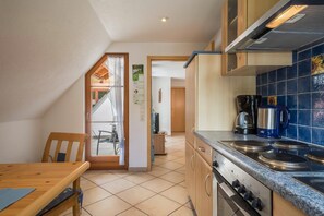 Fridge, oven, stovetop, coffee/tea maker - Apartment “Ferienwohnung Henne” near Lake Constance with Wi-Fi & Garden (Weißensberg)