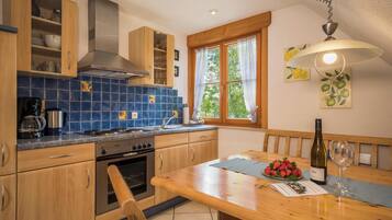 Kühlschrank, Ofen, Herdplatte, Wasserkocher mit Kaffee-/Teezubehör