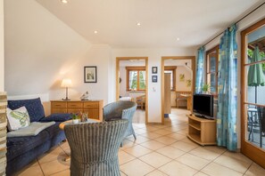 TV, ping pong - Apartment “Ferienwohnung Henne” near Lake Constance with Wi-Fi & Garden (Weißensberg)