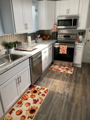 Frigorifero, microonde, forno, piano cottura