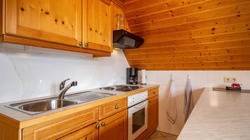 Kühlschrank, Ofen, Herdplatte, Wasserkocher mit Kaffee-/Teezubehör