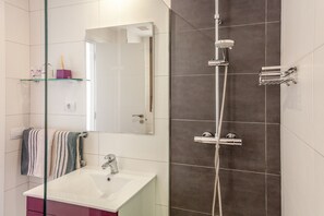 Douche, sèche-cheveux, serviettes fournies