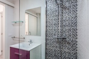 シャワー、ヘアドライヤー、タオル