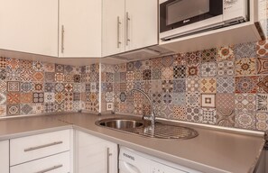 Een koelkast, een microgolfoven, een kookplaat