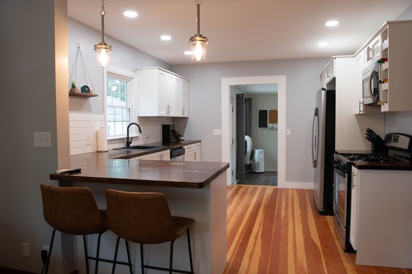 Jääkaappi, mikroaaltouuni, uuni, liesi