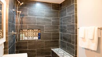 Serviettes fournies, savon, shampoing, papier toilette