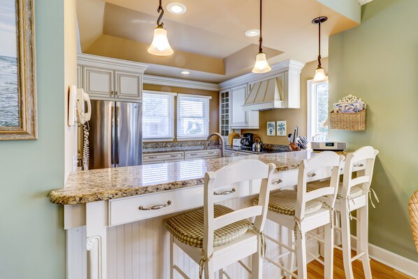 Fridge, microwave, stovetop, dishwasher