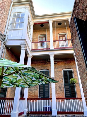Property grounds - Secluded private cottage w/ courtyard where French Qrtr meets Frenchmen St. (New Orleans)