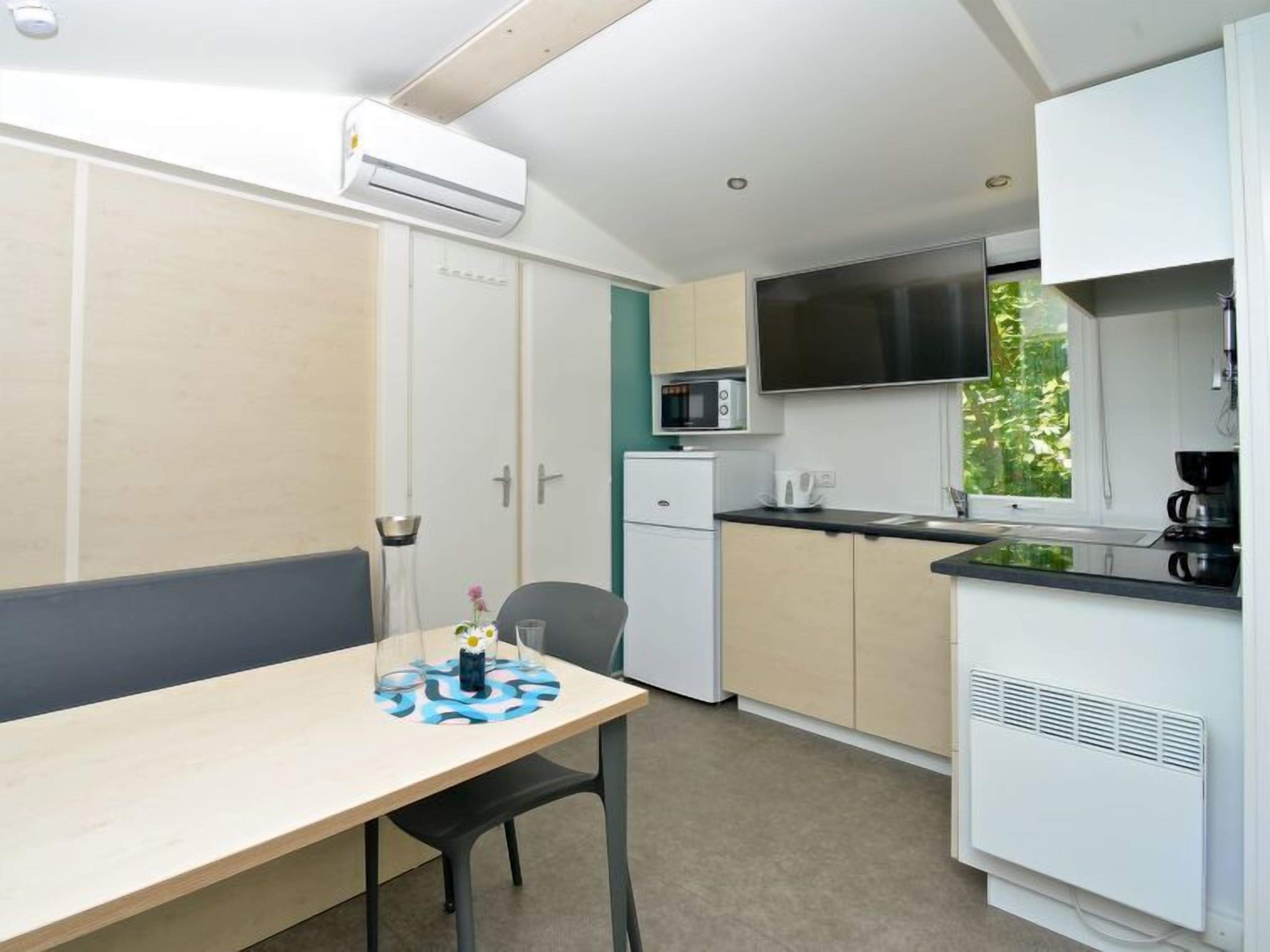 Réfrigérateur, micro-ondes, batterie de cuisine, vaisselle et ustensiles