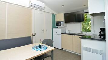 Kühlschrank, Mikrowelle, Kochgeschirr/Geschirr/Besteck