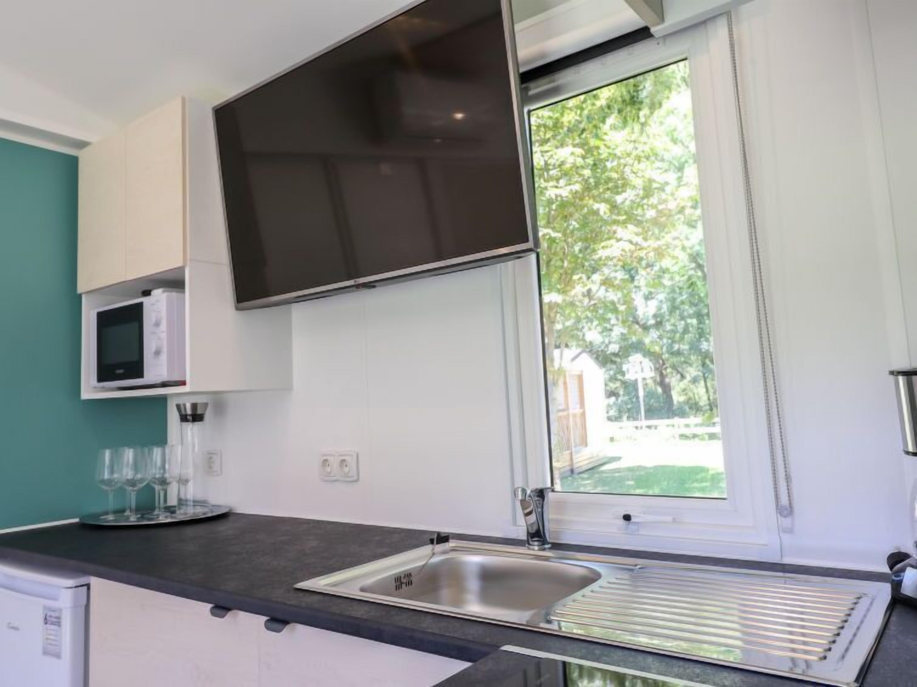 Réfrigérateur, micro-ondes, batterie de cuisine, vaisselle et ustensiles