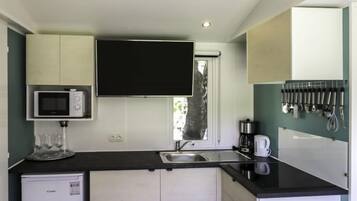 Kühlschrank, Mikrowelle, Kochgeschirr/Geschirr/Besteck