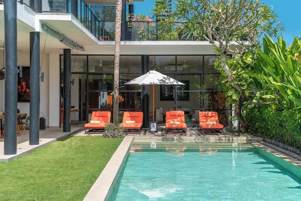 สระว่ายน้ำ