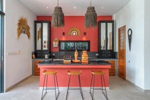 ตู้เย็น, เครื่องชงกาแฟ/ชา, กาต้มน้ำไฟฟ้า, เตาปิ้งขนมปัง