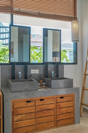 ลักซ์ชัวรี่วิลล่า, 3 ห้องนอน | ห้องน้ำ | เรนชาวเวอร์, ของใช้ในห้องน้ำระดับพรีเมียม, ไดร์เป่าผม, เสื้อคลุมอาบน้ำ