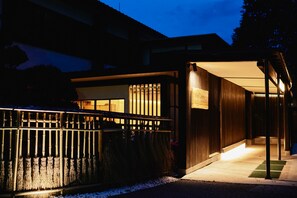 Voorkant accommodatie - avond/nacht