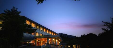 Fassade der Unterkunft – Abend/Nacht