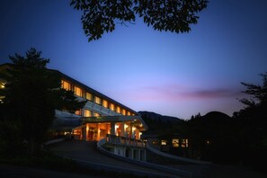 住宿正面 - 傍晚/夜晚