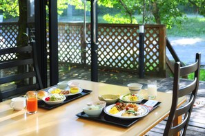 Desayuno con opciones de la cocina local diario (JPY 2200 por persona)