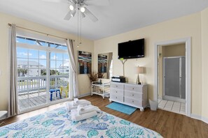 Room - Jolly Sixpence -- Ocean Views, Steps to Community Pool & Short Stroll to Beach (Emerald Isle)