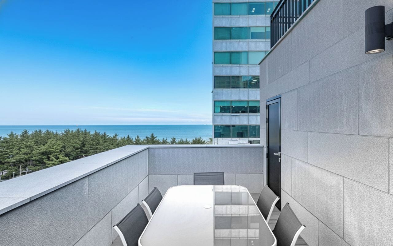 Suite King Triple Terrace - OTT services free viewing, Latex motion bed, Bathtub, Safe, Free parking | Premium bedding, down duvets, memory-foam beds, in-room safe