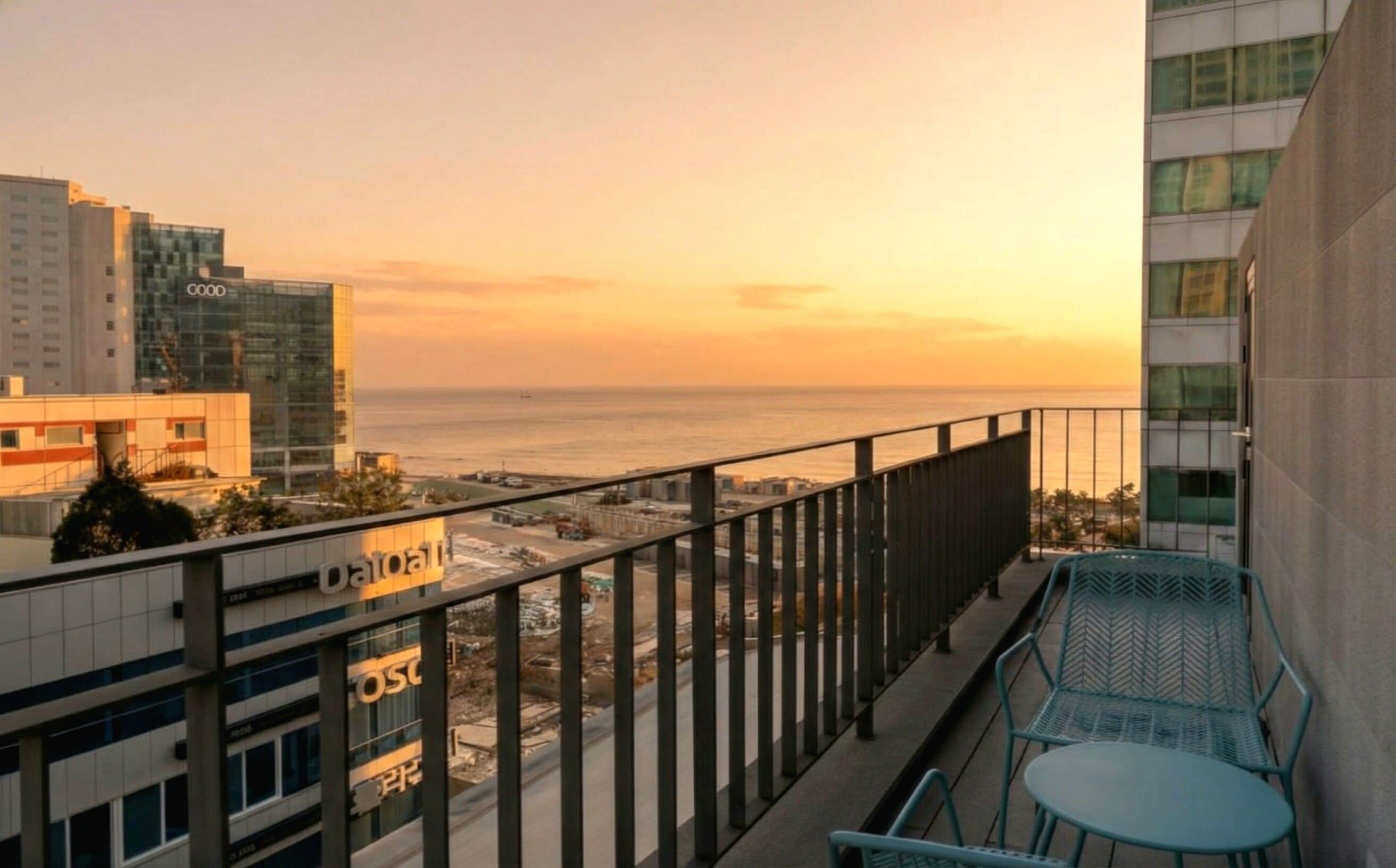 Suite Queen Triple Terrace -OTT services free viewing, Latex motion bed, Bathtub, Safe, Free parking | Terrace/patio