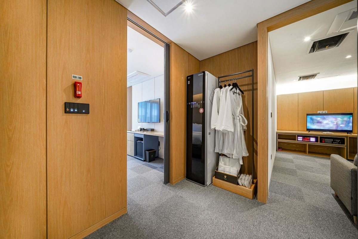 Suite karaoke Twin Terrace -OTT services free viewing, Latex motion bed, Bathtub, Safe, Free parking | Ropa de cama de alta calidad y edredones de plumas