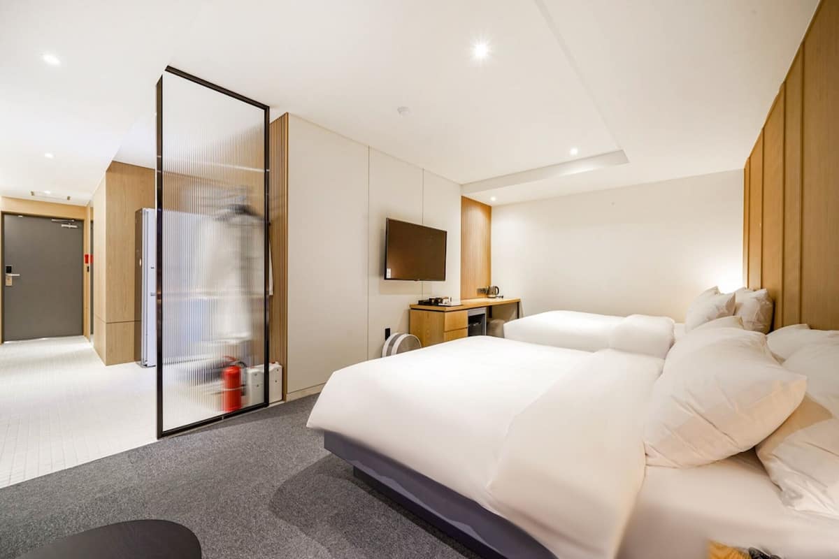 Suite King Triple Terrace - OTT services free viewing, Latex motion bed, Bathtub, Safe, Free parking | Ropa de cama de alta calidad y edredones de plumas