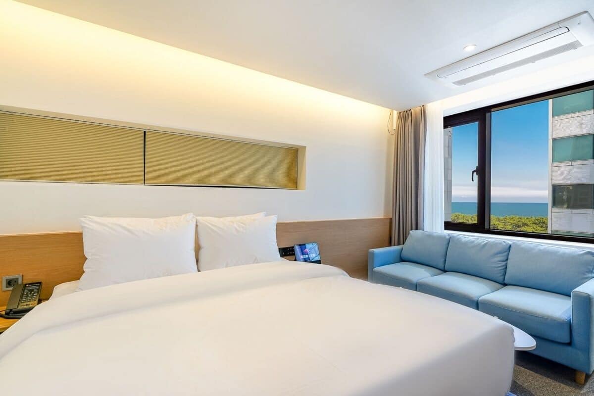 Superior Double Terrace - OTT services free viewing, Latex motion bed, Bathtub, Safe, Free parking | Ropa de cama de alta calidad y edredones de plumas