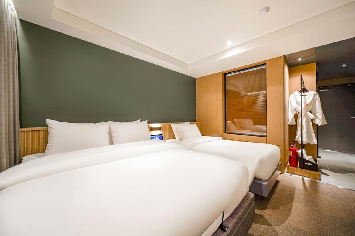 Deluxe Twin - OTT services free viewing, Latex motion bed, Bathtub, Safe, Free parking | Ropa de cama de alta calidad y edredones de plumas