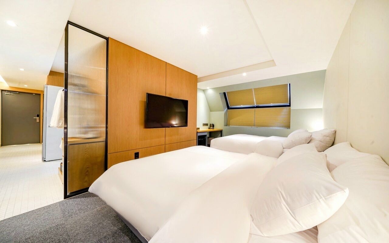 Suite Queen Triple Terrace -OTT services free viewing, Latex motion bed, Bathtub, Safe, Free parking | Hochwertige Bettwaren, Daunenbettdecken