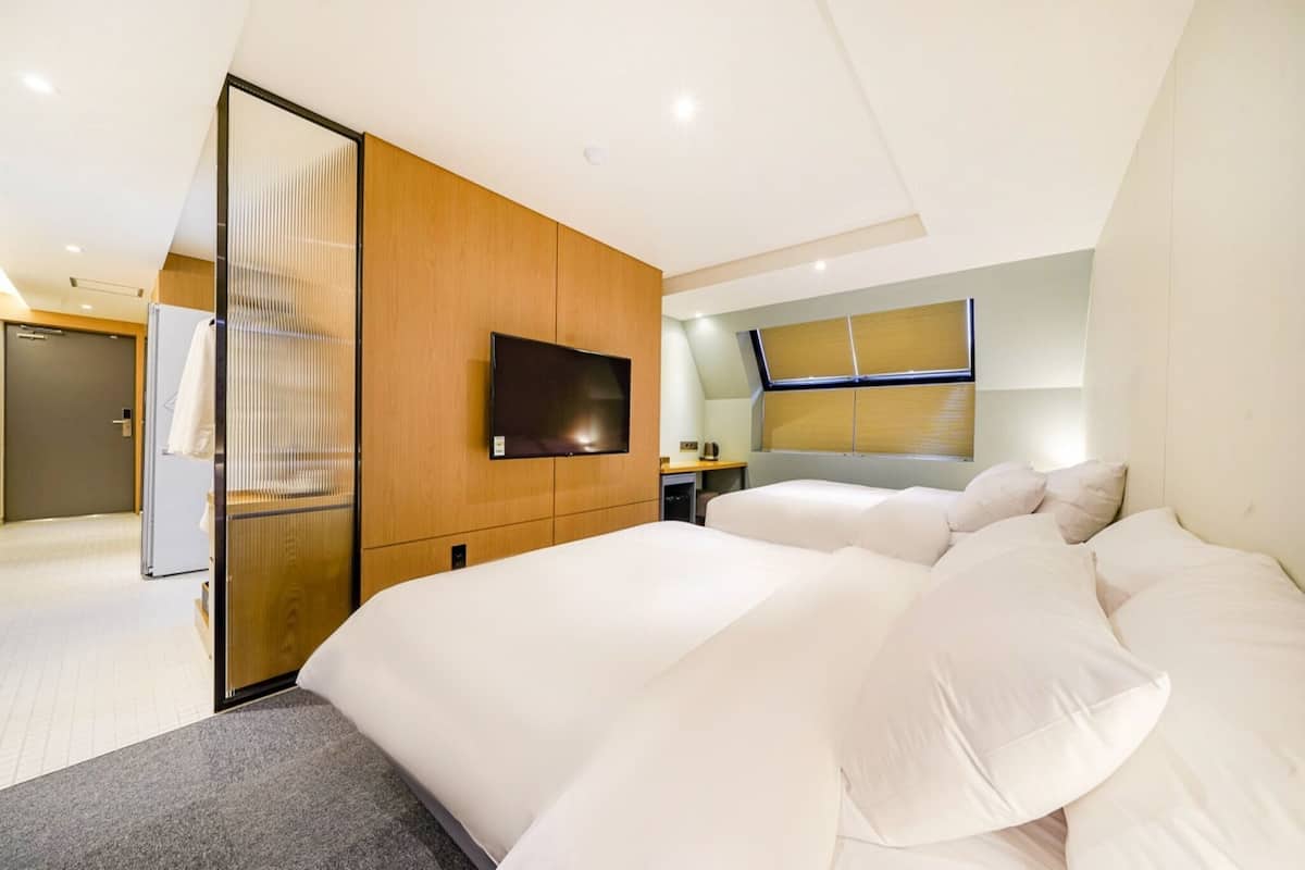 Suite Queen Triple Terrace -OTT services free viewing, Latex motion bed, Bathtub, Safe, Free parking | Ropa de cama de alta calidad y edredones de plumas