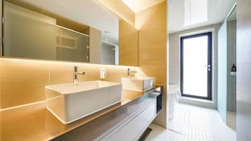 Suite King Triple Terrace - OTT services free viewing, Latex motion bed, Bathtub, Safe, Free parking | Kamar mandi | Bathtub besar, pengering rambut, jubah mandi, dan sandal