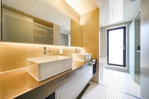 Suite King Triple Terrace - OTT services free viewing, Latex motion bed, Bathtub, Safe, Free parking | Baño | Bañera profunda, secador de pelo, albornoces y zapatillas