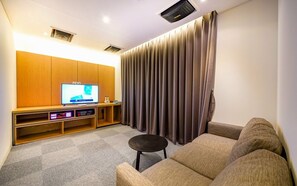 Habitació amb dos llits individuals destacada | Roba de llit d'alta qualitat i cobrellits 